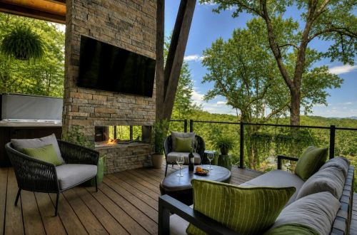 Majestic Treehouse